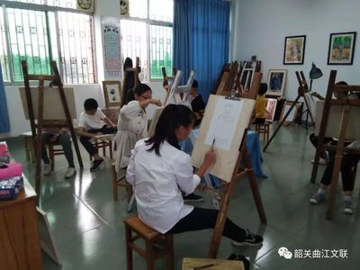 筆墨潤曲江，藝術暖民心——記許院明先生“文藝家藝術教育下基層”曲江之行